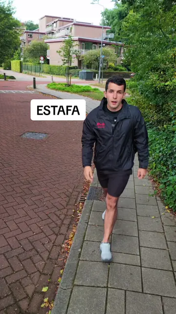 Florian caminando por la calle con el texto «Estafa»